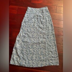 Midi blue and white floral skirt with a side slit #floralskirt